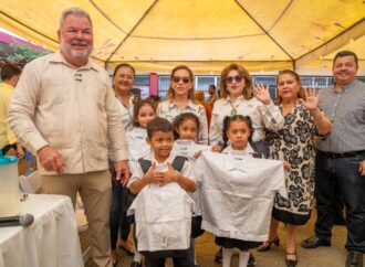 Alcalde Roberto Contreras continúa entrega de kits escolares a niños y niñas