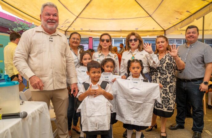 Alcalde Roberto Contreras continúa entrega de kits escolares a niños y niñas